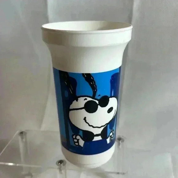 Peanut Snoopy Knotts Berry Farm 6” plastic cup - Picture 2 of 5